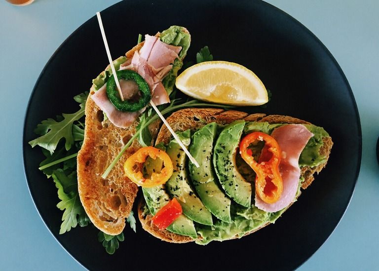sniadanie-diabetyka-tost-z-awokado-szynka-i-papryka-cukrzyca przepisy cukrzycowe dieta cukrzycowa